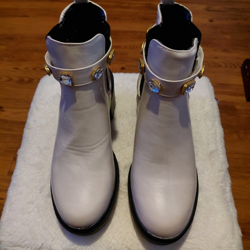 Catherine Melandrino Chelsea Cream Ankle Boot w/Bling Strap & lug sole sz 7 $40